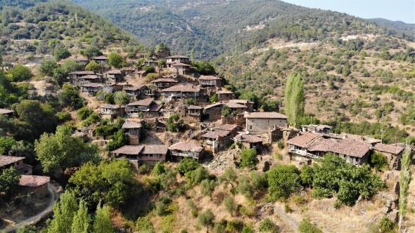 Ayrca bazen ziyaretiler de bu tarihi kye gelip fotoraf ekiyorlar. Ancak kyde yerleik olarak toplam 5 kii var. Virsten korunma asndan, sosyal mesafe asndan burada rahatz. En azndan kalabalk yok. Bu ky, kendinden sosyal mesafeli bir ky. Sonuta 5 kiinin yaad kyde hafta sonlar bizimle birlikte 10 kii oluyoruz. Dardan gelenler ok beeniyor, &#8216;keke biz de koronadan uzak bu kyde yaasak' diyor&#8221; ifadelerini kulland.