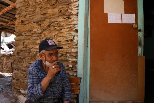 Haftann belli gnleri demi merkezinden Lbbey'e 18 kilometrelik yol kateden Mehmet Gler de, baz gnler mteri azl sebebiyle benzin parasn bile karamasa da 16 yldr ky kahvesini iletiyor.