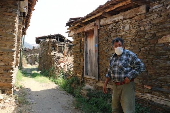 Ayn zamanda kyllerin ihtiyalarn da karlayan Gler, olunun okulu nedeniyle kyden g etmek durumunda kaldn, buna ramen doup byd kyle balantsn koparmadn belirtti.