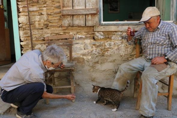 Doup byd kye olan vefasn, haftann belli gnleri kye gelip kahvehaneyi ak tutarak gsteren Mehmet Gler de, ky sakinlerini korona virsle mcadele konusunda bilinlendirmeyi ihmal etmiyor.