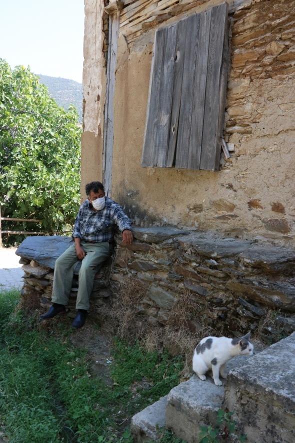 Sokaa kma kstlamasnda da evde oturduk&#8221; dedi. Yavuzun ei 60 yandaki Fatma Yavuz da, &#8220;Kyde birka kii yayoruz. Korona virse burada rastlamadk. Bizim kyde az kii yayor ama biz yine de maske takyoruz. ok kr hastalk yok. Biz mesafemizi koruyoruz&#8221; diye konutu.
