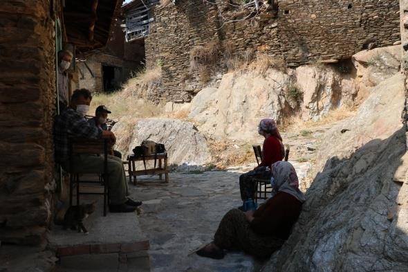 70 yllk ky kahvesini yaatmaya alan Gler, gnde en fazla 15 bardak ay satabiliyor. Korona virs salgn dneminde de kurallara uyarak ky kahvesini aan Mehmet Gler, kapya maske kullanm ve sosyal mesafe ile ilgili uyar yazlar asarken, dezenfektan ile az saydaki mterisini dezenfekte ediyor.