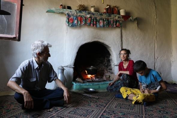 Lbbeyliler, kn burada yazn da amyaylar'da yaard. Ancak 1982 ylnda amyayla'ya elektrik gelince insanlar o tarafa gt. Kyde u anda 5 kii yayor. Ben 16 yldr haftann belli gnleri doduum ky Lbbey'de ky kahvesini iletiyorum. Hafta sonlar da ailemle buradaki evimizde vakit geiriyoruz. Benim gibi daha nce Lbbey'den g eden birka kii daha haftann belli gnleri Lbbey'e geliyor.