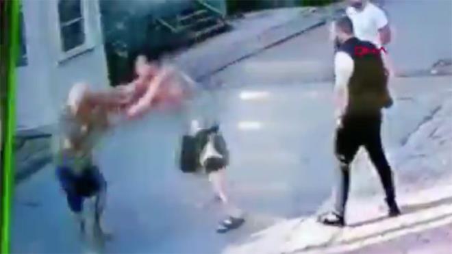 Ezan savunmas  <br>*"ahsa bu srada &#8217;Ezan m okuyorsun sen? Ezan okumak sana m kald&#8217; eklindeki sylemim olayla veya dini deerlerle hibir alakas yoktur. Tamamen Hseyin Bey&#8217;in gemite villann bahesinde srekli yksek sesle ezan ve ilahi tarz kaytlar ap taciz amal dinlemesinden dolaydr. Olay esnasnda kesinlikle ezan okuduunu veya ehadet getirdiini duymadm.