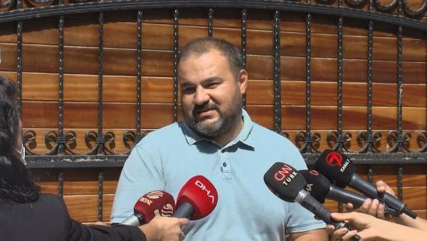 ''Doktor ile konutuk galiba burnu krk, srekli kanyor&#8221;: Halil Sezai'nin ldresiye dvd 67 yanda olan Hseyin Meri'in olu Mesih Meri Behkam basn mensuplarna konutu. Darptan dolay burnu krlan Hseyin Meri, olu tarafndan yaplan aklamalar sonras babasnn durumunun iyi olduunu aktard. Mesih Meri Behkam, &#8220;Daha iyi gidiyor. Hastaneye gtreceiz. Bir daha kontrol ettireceiz. Sakinlemesini bekliyoruz. nk sabahleyin de bir canl yayn yapt. Orada bir fenalat ila kullanyor. Doktor ile konutuk galiba burnu krk, srekli kanyor&#8221; dedi.