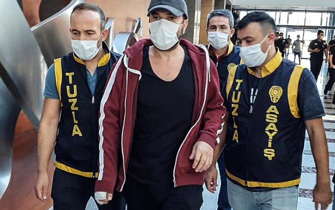 STANBUL Tuzla'da villa komusu olan 67 yandaki Hseyin Meri'i dven Halil Sezai karakolda verdii ilk ifadenin ardndan serbest kalmt. Yal adam dverken grntleri kamuoyuna yansyan Halil Sezai, savclk talimatyla ifade iin adliyeye arld. Savcya 2 saat ifade veren Halil Sezai, karld mahkemede "silahla kasten yaralama" suundan tutukland.