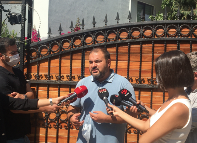 ''Babam kafasna darbe alyor iki yark var'': Herhalde hediye getirdiler diye dnyor. Ama ahs ilk bata geliyor, bir tane odun alyor odunun oradaki bir aynay krmay deniyor. Ayna krlmyor. Aynay krsa, o cam alacak ve saplayacak Ondan sonra grdnz grntler zaten gayet net. Direk babamn evine girerek, babama vuruyor. Babam kafasna darbe alyor. ki yark var. Adam elini bile kaldrmyor. Yani 70 yanda adam. Ne yapacak&#8221;