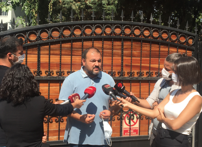 ''Bu adam bir kere daha bizim evimize girdi'': Olayn anlatan Mesih Meri Behkam, u ifadeleri kulland; &#8220;Dn sabah saat sekiz otuzda buradan kyorum. Benim kmam bekliyorlar. Babam kalp hastas bu olaylardan dolay da ok yprand zaten. Evimizin her yerine kamera ses grntl kameralar koyduk. nk bu adam bir kere daha bizim evimize girdi, yine ben yoktum. Drt kii varm. Bir tanesi saksyla giriyor. Komu saksyla girdiini grnce bir ey demiyor.