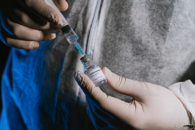 DNYADAK HERKESE YETECEK RETM KAPASTES YOK<br>    Sz konusu rapor, dnyada 945 bin insann lmne yol aan hastal durdurmak iin zorunlu grnen corona virs asnn herkese adil olarak datlmayacana dair endieleri artrd. Bununla birlikte, almada ila devlerinin dnyadaki herkese yetecek kadar retim kapasitesine sahip olmad vurguland.