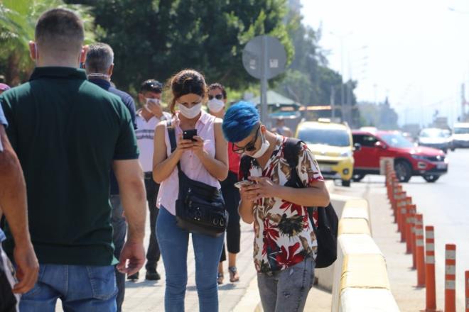 Kodunu grevlilere bildiren vatandalar, ilemleri iin adliyeye giri yapt.