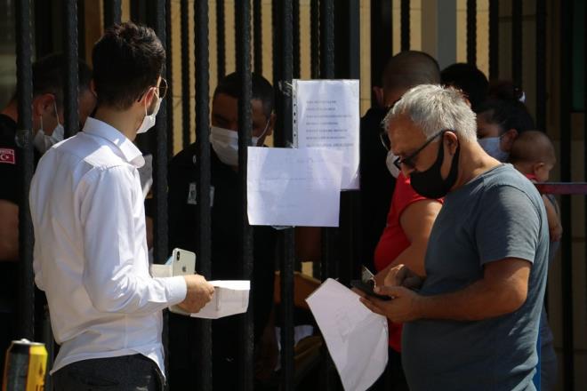 Kodu almakta zorlanan vatandalara grevliler yardmc oldu.