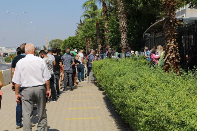 Antalya l Umumi Hfzsshha Kurulu kararnca corona virs salgnnda vatandalar korumak ve salgnn yaylmasn nlemek iin, kamu kurum ve kurulular ile zel bankalar dahil tm bankalara Hayat Eve Sar (HES) uygulamasndan alnan kod ile giri yaplacann duyurulmasnn ardndan bugn, Antalya Adliyesi nnde vatandalar kuyruk oluturdu.