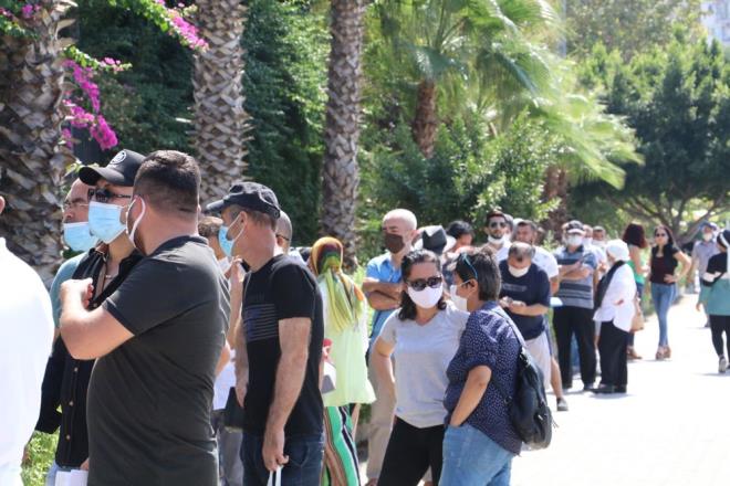 Sraya dizilen vatandalar, cep telefonuyla SMS ve HES uygulamasna girerek kod oluturdu.