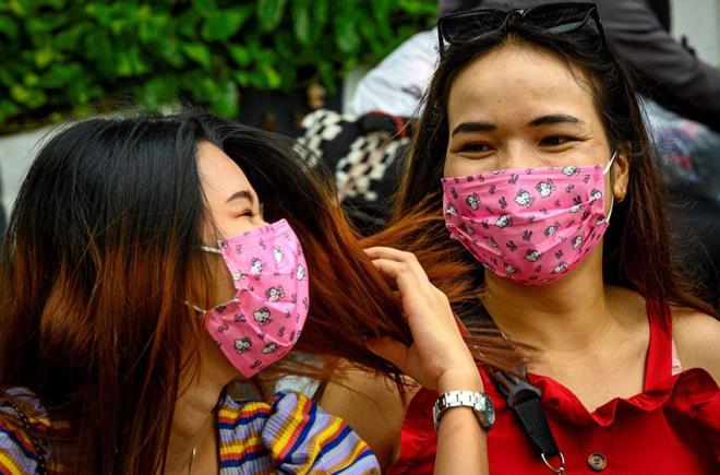 Herhangi bir butikten ok lks markalarn maazalarna kadar birok yerde grlen &#8220;moda maskeler&#8221; ile ilgili ise Erkan gren &#8220;Bunlarn zerinde kullanlan boyalar azo boyar grubu boyalardan yaplm ise bu sefer direkt kanserojen maddelerle temasa geiyoruz&#8221; dedi.