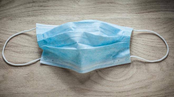 Salk Bakanl&#8217;nn durumun farknda olduunu syleyen Dr. Erkan gren, &#8220;Pandeminin ateli dneminde her eye msaade edildi. Zannediyorum iki haftaya, nmzdeki hafta da olabilir artk bu spunbond/tela &#8216;dan yaplm  katl maskenin sat tamamen yasaklanacak gibi grnyor&#8221; dedi.