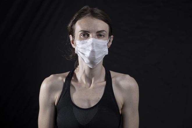 Maske reten firmalara girmek bile istemiyoruz<br>    Dier firmalarn tamamnn  vasfsz iilerle antihijyenik koullarda merdiven alt retim yaptn syleyen gren, yle devam etti: "Eminn&#8217;ne gittiinizde 50&#8217;lik paketlerin 12,5-15 liraya satld bir ortamdan bahsediyoruz. Ka tane ele dediini burada tasavvur bile edemiyoruz. Gidip grdmz iletmeleri biz bile girmek istemiyoruz."