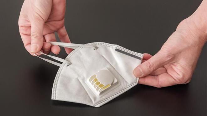 "Ventilli maskeler nefesi dar veriyor, dardan hava almyor, hastal yayyor"  <br>  Ucunda filtreye benzer bir malzemenin olduu ventilli maskelerle ilgili yanl bir inann da olduunu vurgulayan gren, &#8220;Bu maskelerin ok daha iyi koruduunu dnyoruz. Ancak hasta bir insan bunu kulland takdirde o kiinin ksryle gelen partikller, ventilden darya veriliyor. Ancak dardan bir ey almyor. Hastal yaymak iin daha ideal bir maske olarak dnebiliriz&#8221; dedi.