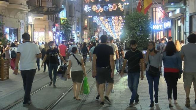 Artan Coronavirs vaka saylarna ramen Beyolu stiklal Caddesi'nde younluk yaand.