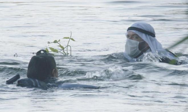 Oma, kendisini kurtarmaya alan turiste durumu anlatt ve sonra da hatra fotoraf ektirdi.