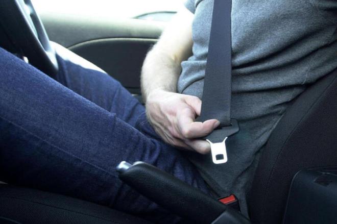 ncelikle arabaya biniyor ve her zamanki gibi emniyet kemerinizi balyorsunuz.