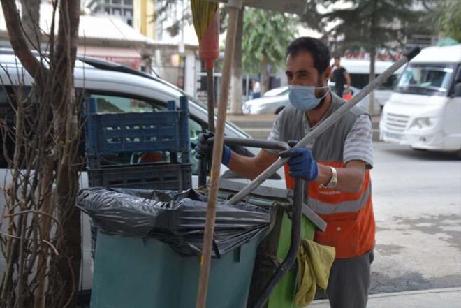 Tatvan Belediyesi Temizlik leri Mdrlnde alan 5 ocuk babas rn'n, temizlik arabasn bezle sildiini gren evredekiler, grntlerini ekerek sosyal medyada paylat.