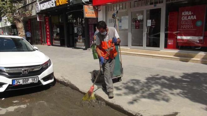 "ARABAMI SREKL DEZENFEKTE EDYORUM"    ar merkezindeki temizlik iinde alan rn, AA muhabirine yapt aklamada, "Her sabah ie balarken arabam ykyorum. len mesai arasnda da arabam tekrar ykayp dezenfekte ediyorum. Akam yine arabam temizleyip belediyeye teslim ediyorum. Devletin malna iyi bakyorum. Devletin mal bizim malmzdr." dedi.