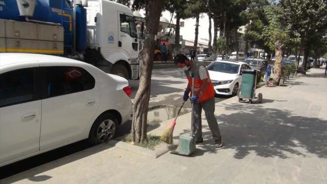Tatvan Belediye Bakan Mehmet Emin Geylani de rnek davranndan dolay 45 yandaki rn' tebrik etti.