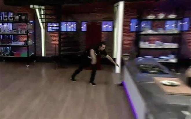 efler tepki gsterdi<br>  Somer ef, bir ok yarmacnn yapt tabak sebebiyle eletiri aldn hatrlatarak "bu seni hibir yere gtrmez, egonu kontrol etmen lazm' dedi. ef Mehmet Yalnkaya yaptnn yanl olduunun altn izip "Bundan sonra her yaptnda iki kere dneceiz' dedi. Danilo ef ise 'yalan asla doru olmaz bu yaptn en ok sana zarar verir' yorumunda bulundu.