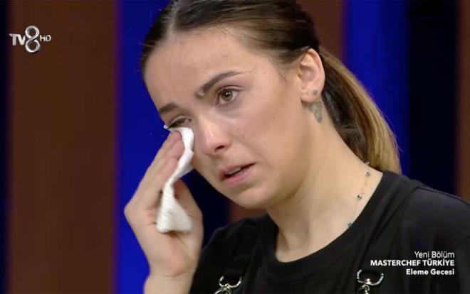 TV8'de Masterchef Trkiye yarmasnda nefes kesen bir hafta geride kalrken, kim elendi sorusunun yant bu gece ortaya kt. Masterchef elemesi iki etapl olarak yapld. lk etapta yaratclk alannda en iyi taba hazrlayan 3 isim potadan kurtuldu, kalan 3 kiiden biri ise hayallerine ve Masterchef'e veda etti. Masterchef eleme adaylarnn 2'si mavi takmdan 4' ise krmz takmdan kmt. te Masterchef 20 Eyll 2020 elemesinde yaananlar ve elenen isim: