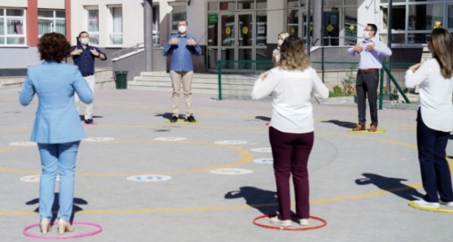 Maske, mesafe  <br>  Snfta ya da ak alanda rencilerin duracaklar yerler belirlenir. retmen &#8220;Maske&#8221; dediinde renciler zerine dedirmeden ellerini maskeye yaklatrr. &#8220;Mesafe&#8221; dediinde kollarn iki yana aarlar. &#8220;Temizlik&#8221; dediinde ise ellerini ykyormu gibi hareket yaparlar.