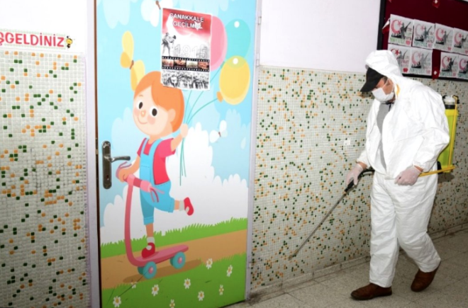 Oynanacak oyunlar ise u ekilde:<br>    smini syle<br>    1-2&#8217;nci snflar iin hazrlanan oyunun sresi 10-15 dakika. Snfta veya ak havada rencilerin mesafeye uygun olarak ayakta ember olabilmeleri iin durmalar gereken yerler tebeir ya da boya yardmyla belirlenir. ember oluturulduktan sonra isim sylenirken her isim iin farkl bir hareket yaplr. rnein, &#8216;Tol&#8217; derken ayn anda eller birbirine bir kere vurulur. &#8216;-ga&#8217; derken parmaklar klatlr. Ardndan rencilerin de aynsn tekrar etmeleri istenir.