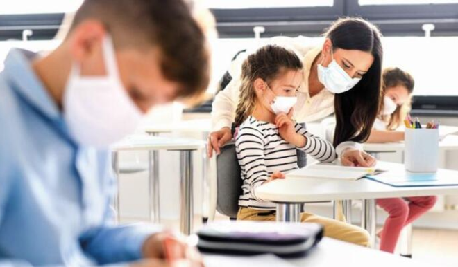 Seksek  <br>  Ak alanda renci saysna gre seksek oyunu iin alan oluturulur. renciler iki ya da drderli gruplara ayrlr. Ardndan &#8216;renk, hayvan, ark, yiyecek, gn, mevsim&#8217; gibi kelimelerin yazl olduu katlar sek sek karelerine yaptrlr. renciden ta attnda tan geldii karede yazan ifadeye gre en sevdii rengi/hayvan/arky sylemesi ve ardndan ta bir sonraki kareye atarak ilerlemesi istenir. Eer ta kareye atamazsa sra bir sonraki renciye geer.