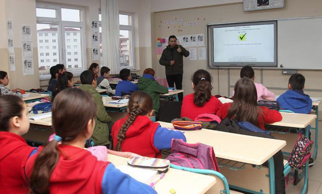 Okulda yemek yok<br>    Koronavirs'ten korunma tedbirleri kapsamnda renciler okullarda yemek yemeyecek.