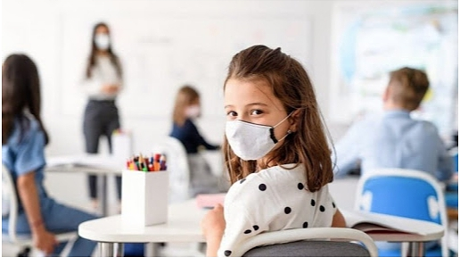 Tahmin et  <br>  Snfta veya ak alanda oynanabilecek oyun iin sosyal mesafe kuralna uygun olarak rencilerin durmalar gereken yerler belirlenir. Ardndan gnll bir renci ebe olarak seilir. Ebe gzn kapatr. Daha sonra rencilerden biri ebenin yanna gelerek konuur ve kendini tantan zellikleri syler. Ebenin bu kiiyi tahmin etmesi istenir. Doru tahmin ederse ebe deiir, edemezse ebe yeniden devam eder.