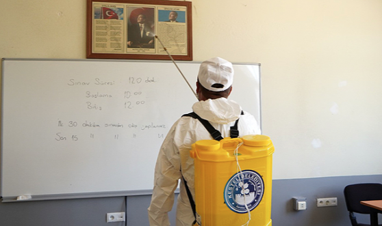 Okulda temassz oyun  <br>  renciler okulda temassz oyunlar oynayacak. Okula yeni balayanlarn eitimi daha nce oynanm, ocuklarn keyif ald birbirinden farkl oyunlarla tamamlanacak. Bakanlk bu amala hibir fiziksel temas iermeyen toplam 60 oyun belirledi. Her oyun ocuklarda tanma, iletiim, dikkat, hareket ve ibirlii gibi eitli edinimleri gelitirmeyi hedefliyor. ocuun okul ortamnda maske, sosyal mesafe ve kiisel hijyen kurallarn iselletirmesi isteniyor.