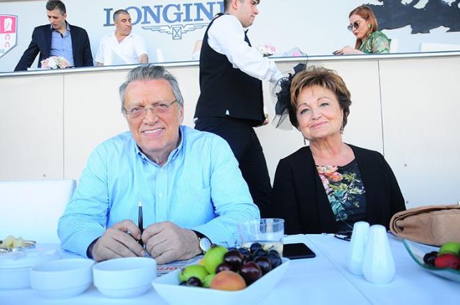 Kendisine (Berna Ylmaz'a) bu durumla ilgili kameralarn karsna geip bir aklama yapp yapmayacan sordum, koronavirsle mcadele ettiimiz u gnlerde zellikle izole olduunu Mesut Ylmaz&#8217;a refakat ettii iin kimseyle temas kurmadn belirtti. Ancak Mesut Ylmaz&#8217;n salk durumunun stabil olduunu belirtti.