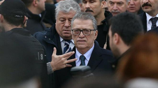 Abdurrahim Albayrak, &#8220;Her eyden nce ok zgn olduumu ifade etmek istiyorum. Dn akam iin Allah korkusu olmayan baz insanlar Mesut Bey ile ilgili hayatn kaybettii ynnde haberler yaptlar. Ama bu lkede milyonlarca insann sevgisini kazanm, gnlnde taht kurmu eski Babakanmz Mesut Ylmaz iin binlerce insan yollara dkld. Rize&#8217;den otobsler tutuldu, stanbul&#8217;a doru hareket etmek iin beklediler&#8221; diye konutu.