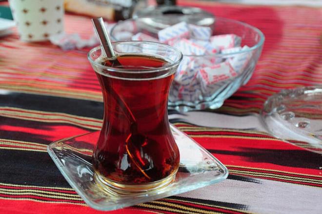 Yemekten hemen sonra hemen ay ime alkanlna veda etmeliyiz. ayda bulunan tanen ad verilen maddeler, demir emilimini azaltrlar. Bu nedenle yemekten hemen sonra ay iilmesi uygun deildir. Yemekten 45 dakika sonra iilen ak ayn demir emilimini etkilemedii bilinmektedir.