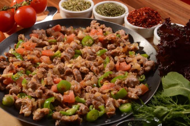 Demir anemisinden korunmann ve kurtulmann yolu  <br>  Yeterli miktarda et tketmek nemlidir. Et grubunda yer alan besinler demirin en iyi doal besin kaynaklardr. Bu nedenle et tketiminin yeterli miktarda olmas nem tar.