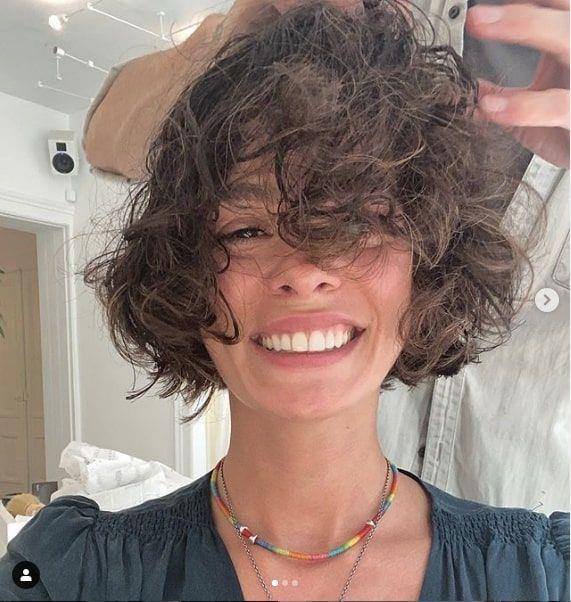 Kuafrde olduu anlarda salar kesilirken ve kesildikten sonra fotoraflar ekilen zge zpirinci, Instagram hesabndan paylat.