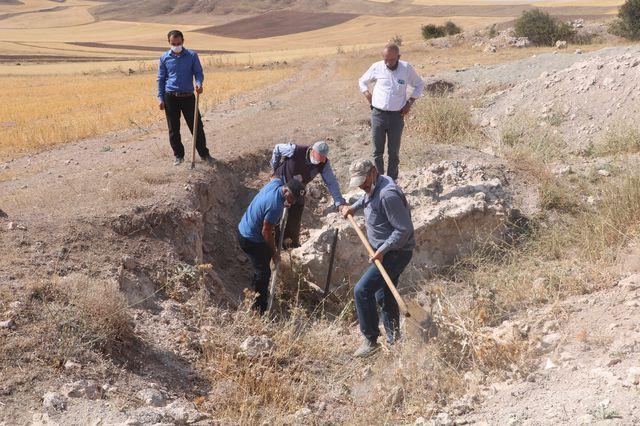 Kilosu 5 - 15 lira arasnda<br>  Kuyu kazarak kardklar kili 3 liradan sattklarn belirten Mahmut Daniment, demir eksiklii olanlarn kil tkettiini syledi. Daniment, &#8220;Buradan kan kilin sa derisine, kepeklere ve cilt hastalklarna iyi geldii bilinmekte. Salar yumuatr ve krlmay nler. Demir eksiklii olan kadnlar kili yerler. Bizim kyden imkan olduka kartp, gtrp satanlar var. Ben bundan 2 yl nce 2 torba gtrdm, 5 kilo ya ve 5 kilo eker aldm geldim. Btemize illaki katks oluyor. Talep olacak ki kartasn. Kilosu bizim elimizden kana kadar, 2,5 - 3 Lira. Satcnn eline getiindeyse 5 ile 15 Lira arasnda deiiyor &#8220; eklinde konutu.