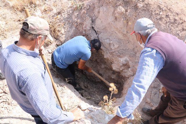 "Demir eksikliine faydal"<br>  Emir elik, demir eksikliinden dolay kil tkettiini belirterek, &#8220;Senede 3-4 torba kartyorum, satyorum. Arabam olmad iin pek fazla eemiyorum. 3 metrede kyor. Kazmak zor olsa da geim derdi. Benim 2 tane engelli ocuum var, onlara katk salyorum. 2 ocuumun da servis parasn veriyorum, onun iin her sene 3-4 torba karp satyorum. Demir eksikliine faydal, bende de demir eksiklii var. Bende yiyorum&#8220; dedi.