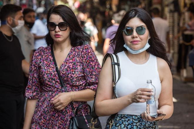 Baz vatandalar ise maskeyi uygun olmayan ekilde takarak kalabaln arasnda ilerledi.