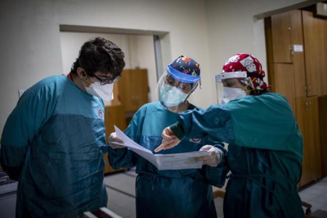 Raporda yeni COVID-19 hasta saysnda ve entbe edilen yeni hasta saysnda ise azalma grlmesi dikkat ekti. (srasyla -%2,8 ve -%5,2) Bir nceki gne gre blgelerdeki yeni hasta deiim yzdesine bakldnda; en fazla azal Orta Anadolu Blgesinde (-%11,7) gerekleti.