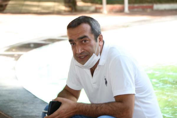 Adyaman'da dn ve taziye bata olmak zere akraba ziyaretlerinin koronavirs yaylmnn balca etkeni olduunu ifade eden elik, "ehirler aras seyahat kstlamasnn kaldrlmasnn ardndan yaplan dn, nikah ve yasak olmasna ramen evlerde devam ettirilen taziye ziyaretleri vaka saylarn artrd. Yine blgede sklkla kalabalk akraba ziyaretlerinin yaplmas, bu ziyaretlerde maske kullanmnn yok denecek dzeyde olmas da vaka artndaki etkenler arasnda yer alyor.