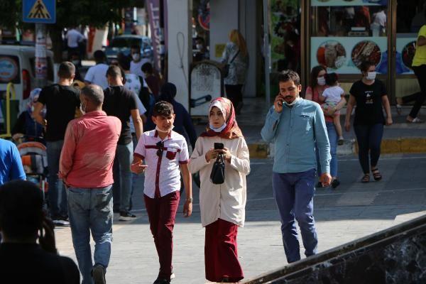 Son zamanlarda yaanan arta ramen, kent sakinleri ise cadde ve sokaklarda uyarlara aldr etmeden, maske ve sosyal mesafe kuralna uymadan yaamlarn srdryor.