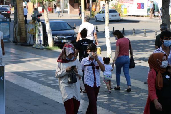 Kentteki zel bir hastanede grev yapan Gs Hastalklar Uzman Doktor Ramazan elik, Adyaman'da son 2 aylk srete koronavirs vakalarnda yzde 100 art grldn syledi. Yaplan uyarlara ramen tedbirlere uyulmamasnn vaka saylarndaki artn en nemli etkeni olduunu vurgulayan elik, kalabalk ortamlarda bulunmann virs yaylmn hzlandrdn kaydetti.
