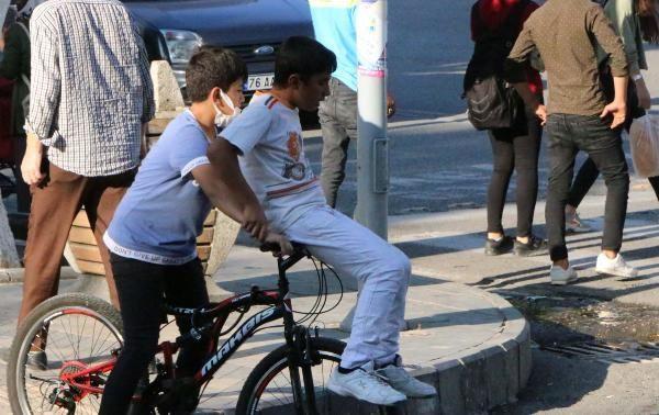 Koronavirs yaylmnn nlenmesi iin mecbur kalnmadka dar klmamas, kalabalk her trl ortamdan uzak durulmas ars yapan elik, "Her ey bizim elimizde. Dar kmamalyz ve ktmz zamanlarda sosyal mesafe kural ve maskeye mutlak dikkat etmeliyiz. Azmz, burnumuzu akta brakmamal, maskeyi nizami olarak takmalyz. Bu srete ayrca beslenmemize de dikkat etmeli, bol bol C vitamini tketmeliyiz" dedi.