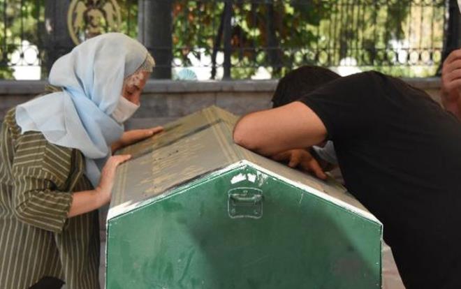 KONYA'nn umra ilesinde snf retmenleri Mustafa Bayram ve ei Deniz Bayram, evlerinde online ders verdikleri srada, st kat komularnda kalan 20 aylk kzlar Kumsal Bayram, 7'nci katn balkonundan dengesini kaybederek dt.