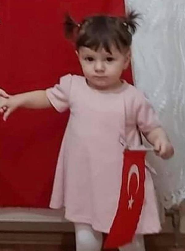 Ardndan minik Kumsal'n cenazesi gzyalar iinde klnan namazn ardndan ler Mezarl'na defnedildi.